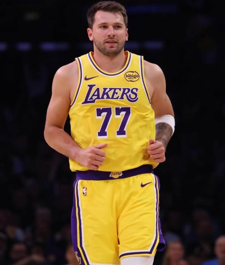 情感低谷中的竞技巅峰,东契奇数据爆发;湖人六连胜背后的故事。 体育新闻 情感低谷中的竞技巅峰,东契奇数据爆发;湖人六连胜背后的故事。 体育新闻