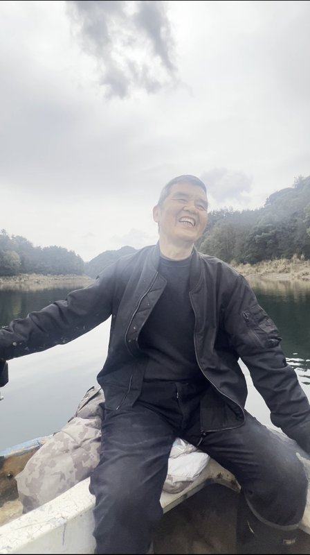  石门水库孤岛上，退休局长住了十多年；山清水秀宜养老，却也有喂食家禽的小烦恼。 文化旅游