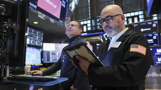 全球能源市场剧震，美股承压回落；国际协调释放储备，油价高位震荡趋缓。