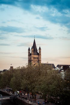 三星电子工会投票高支持通过罢工授权，AI半导体供应链面临严峻考验。