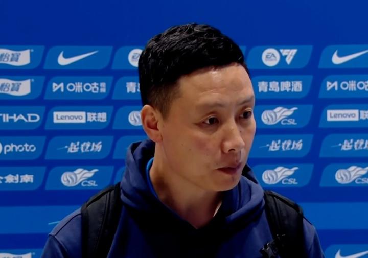 陈涛发布会直言硬仗,深圳新鹏城备战充分;上一场胜利鼓舞人心,明日对阵青岛西海岸仍需警惕。 体育新闻