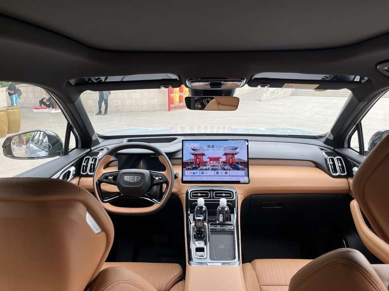  吉利博越L小蓝灯版即将登场；千里浩瀚辅助驾驶H3方案助力智能平权；晴山蓝配色增添专属雅韵。 汽车科技