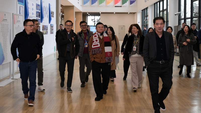  【深度复盘】美国政府停摆下的全球资本市场震荡：数据缺失、政策博弈与中概股财报季的多维博弈 股票财经