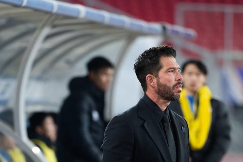 [战术复盘]武汉三镇防守体系崩塌深层诊断：451阵型中场屏障失效的系统性分析 体育新闻